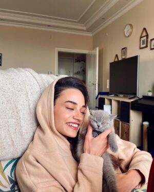 Sude Zülal Güler Instagram - Shera’dan sonra hayatıma bir psikopat daha girdi🤍 Hoşgeldin #arisathepsychocat