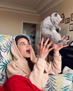 Sude Zülal Güler Instagram - Shera’dan sonra hayatıma bir psikopat daha girdi🤍 Hoşgeldin #arisathepsychocat