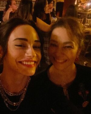 Sude Zülal Güler Instagram - Benim bebeğim, benim güzel kalplim, benim güzel annem, en iyi arkadaşım, sana nasıl veda edilir bilmiyorum, ama bunun bir veda olmadığını da biliyorum, sana o kadar çok şey söylemek istiyorum ki, dünyanın en iyi annesi… Seni çok seviyorum, en çok da senin için her şeyin çok güzel olacağına söz veriyorum. Şimdi çok güzel bir yerdesin, seni güzel Allah’ıma emanet ettik, cennetinde huzur bul annem