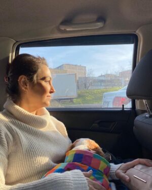 Sude Zülal Güler Instagram - Benim bebeğim, benim güzel kalplim, benim güzel annem, en iyi arkadaşım, sana nasıl veda edilir bilmiyorum, ama bunun bir veda olmadığını da biliyorum, sana o kadar çok şey söylemek istiyorum ki, dünyanın en iyi annesi… Seni çok seviyorum, en çok da senin için her şeyin çok güzel olacağına söz veriyorum. Şimdi çok güzel bir yerdesin, seni güzel Allah’ıma emanet ettik, cennetinde huzur bul annem