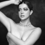 Sue Ramirez Instagram - Life’s beauty lies in finding the delicate balance of shadow and light 🖤🤍✨ Photographer: @charvingreig Studio: @citystudioph Make up: @juliusmua Hair: @juliafresh20_ Stylist: @joannagee Associate Stylist: @nicniica