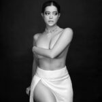 Sue Ramirez Instagram - Life’s beauty lies in finding the delicate balance of shadow and light 🖤🤍✨ Photographer: @charvingreig Studio: @citystudioph Make up: @juliusmua Hair: @juliafresh20_ Stylist: @joannagee Associate Stylist: @nicniica