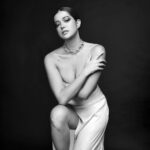Sue Ramirez Instagram - Life’s beauty lies in finding the delicate balance of shadow and light 🖤🤍✨ Photographer: @charvingreig Studio: @citystudioph Make up: @juliusmua Hair: @juliafresh20_ Stylist: @joannagee Associate Stylist: @nicniica