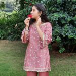 Suhani Sethi Instagram - I'm clearly very excited about the curly hair 🌺 @shopmulmul