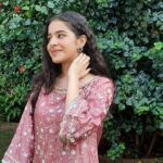 Suhani Sethi Instagram - I'm clearly very excited about the curly hair 🌺 @shopmulmul