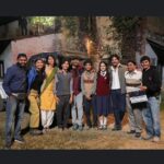 Suhani Sethi Instagram - People of Guns and Gulaabs ! ❤️ The best people, the best days, the best show 🌹 #GunsAndGulaabs #GunsAndGulaabsOnNetflix 🔫🌹 I have so many incredible memories of this show, I couldn't squeeze them all into this post 😬, so please bear with me!! 🤓