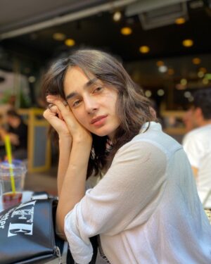 Sultan Elif Taş Instagram - Hazır saçlarım çok güzel olmuş @mtndemirr ,ışık da güzel hemen fotoğraf çekileyim dedim arada güzel fotoğraflar da çekiyor sevgilim @akiemre