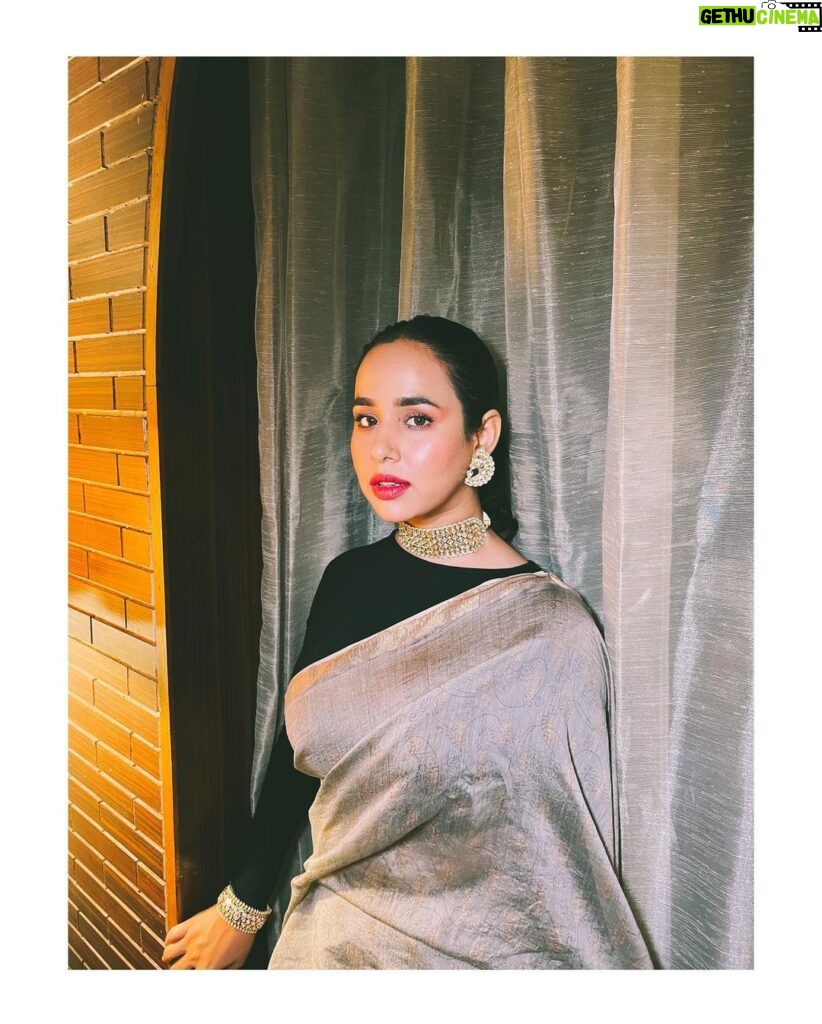 Sunanda Sharma Instagram - इत्तेफाक से मिलने वाले, मर्जी से बिछड़ जाते हैं ॥