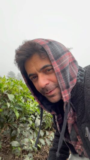 Sunil Grover Instagram - Happy 2024 friends ! 🌺 chai pi lo