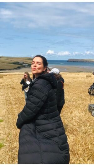 Susan Hoecke Instagram - When filming in England, you assume there is a lot of humour involved, but that much!?? What an amazing crew 🙏🏻❤️