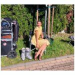 Susan Hoecke Instagram - When the role takes over… ja ich kann auch “Dame” 😜 und heute spielen die Moonboots endlich wieder ne Nebenrolle 🙏🏻 #onset #wendehammer @constantinfilm @moovie_gmbh