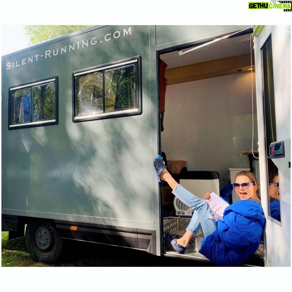 Susan Hoecke Instagram - Van Life! My new home for the next months - leider nichts mit “running”, dafür aber auch nichts mit “silent”😎 #onset @constantinfilm @moovie_gmbh