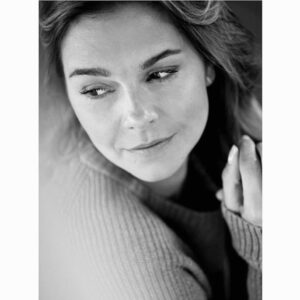 Susan Hoecke Instagram - Morgen geht eine neue Reise für mich los und ich glaube, ich war noch nie so aufgeregt vor einem Drehstart wie heute…
Endlich wieder eine komplexe Geschichte erzählen zu dürfen. Eine Rolle, die nicht weiter weg von mir sein könnte als diese...
Klar ist das ein mega Geschenk und eine tolle Herausforderung, aber gleichzeitig kommt der liebe Selbstzweifel in einem hoch und die ewigen Fragen, ob man der Figur auch gerecht wird!
Aber genau deswegen liebe ich meinen „Job“ so sehr, weil er mich immer wieder an meine Grenzen bringt, die es zu überwinden gilt!! 
Beste Voraussetzungen um heut Nacht gut schlafen zu können 😂
@utahansenmanagement @moovie_gmbh @anadavilacasting 🙏🏻🙏🏻🙏🏻