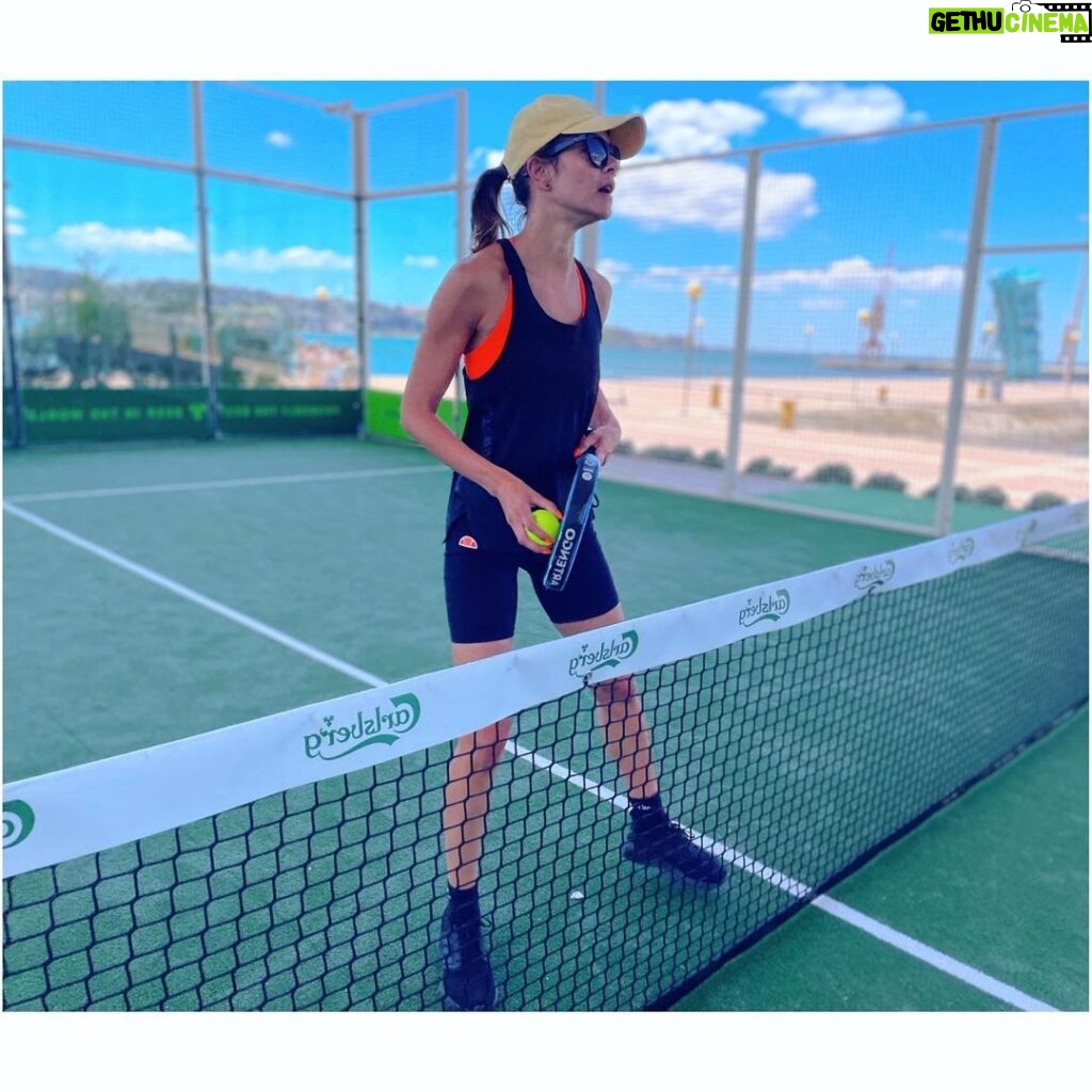 Susan Hoecke Instagram - Neue Sportart entdeckt, daher schau ich so doof und halte lieber erstmal den Ball fest! Wer von euch kennt Paddle Tennis und noch viel wichtiger: gibt es in oder um Berlin Hallen? #paddletennis #sportfrei Lisbon, Portugal