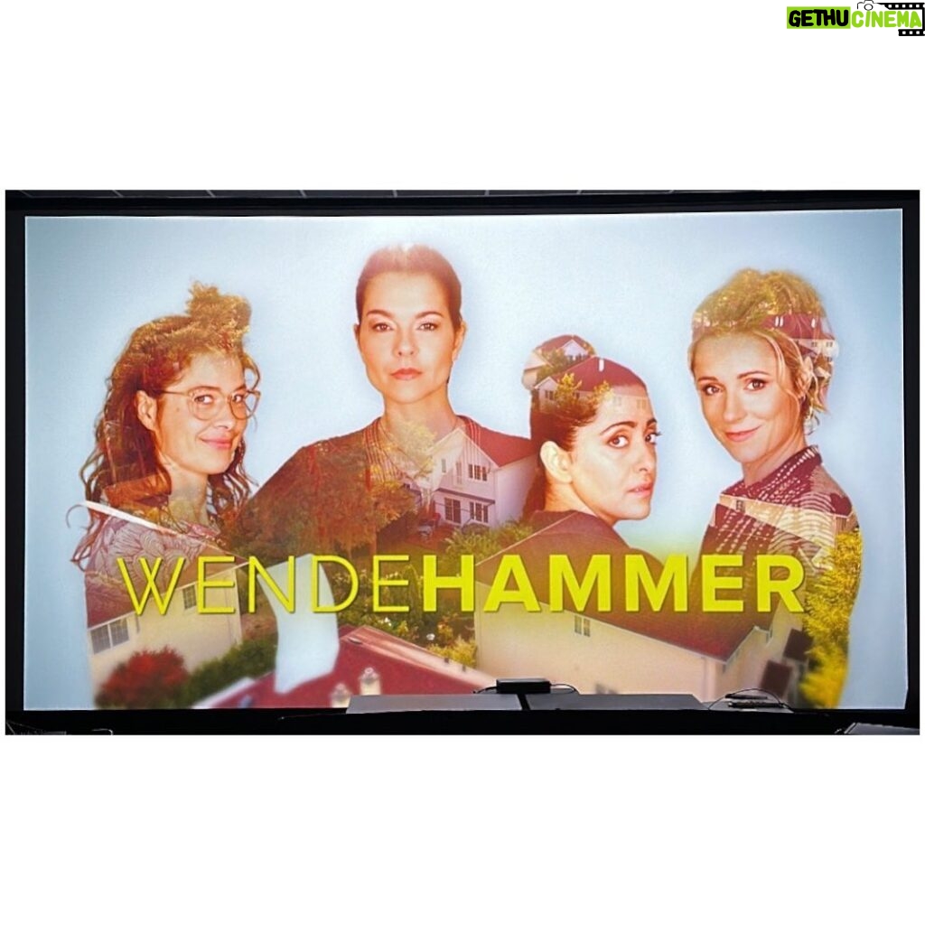 Susan Hoecke Instagram - 💥News💥 Das Warten hat ein Ende und endlich dürfen wir es verkünden 🙌🏻🙌🏻🙌🏻🙌🏻🙌🏻🙌🏻 WENDEHAMMER Staffel 2 gibt es in 2 Wochen (ab dem 7. Juni) schon in der ZDF Mediathek zu sehen!! Und ab Juli dann donnerstags um 20.15 Uhr im ZDF! #wendehammer #season2 @moovie_gmbh @zdfmediathek Wieder mit meinen großartigen Kolleg*innen @meikedroste @elmira.rafizadeh @linkefriederike_official_ @maxvonpufendorf @aramtfn @timo.jacobs @felixmayr uvm. @hansenmanagement 💛