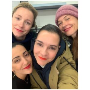 Susan Hoecke Instagram - Wir haben fertig! Wendehammer Staffel 2 ist im Kasten. 
Was glaubt ihr, wie es weitergeht?
a) Eine von uns kommt um?
b) Hagen hat überlebt?
c) eine Liebesbeziehung zwischen Zweien von uns beginnt? 
@constantinfilm @moovie_gmbh