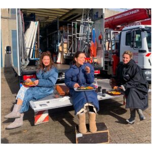 Susan Hoecke Instagram - Die 3 Ladies von der Laderampe!
#break at #wendehammer 🎬 @moovie_gmbh @meikedroste @linkefriederike_official_ @hansenmanagement