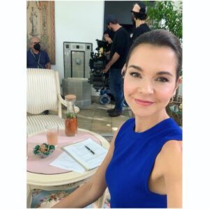 Susan Hoecke Instagram - 2 Wochen sind wir jetzt schon wieder am Drehen! Und ich bin so unendlich dankbar, Franzi auf ihrer Reise weiter entdecken zu dürfen! 
Danke @anadavilacasting dass ihr mal um die Ecke gedacht habt ;), danke @moovie_gmbh für dieses außergewöhnliche Format, danke an meine wundervollen Kolleginnen @linkefriederike_official_ , @meikedroste und @elmira.rafizadeh ,dass aus Arbeit Freundschaft wurde und vor Allem danke @hansenmanagement ,dass ihr damals an mich geglaubt habt und es auch immer noch tut ☺️💙