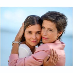 Susan Hoecke Instagram - Morgen 📺 um 20.15 „Ausgerechnet Söderholm“ mit der großartigen @julia_bremermann als meine Mama ❤️