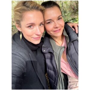 Susan Hoecke Instagram - Darf ich vorstellen: meine Nachbarin Nadine Jacobi (gespielt von @linkefriederike_official_ )! Unser Sonnenschein und Freigeist im Wendehammer, immer auf der Suche nach Körperkontakt, leicht sprunghaft, Zuverlässigkeit ist nicht ihr zweiter Vorname, vom ganzen Chaos in und um ihr herum mal ganz abgesehen… Würde natürlich niemals zugeben, dass ich sie ab und an dafür bewundere! 
Franzi.
Bis gleich 🙌🏻
#wendehammer #dramedy #heute 20.15 📺 #zdf @moovie_gmbh @constantinfilm