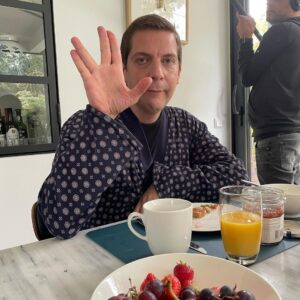 Susan Radder Instagram - Gister alweer de tweede aflevering van Oogappels seizoen 4, als je nou niet elke week kan wachten kan je tegenwoordig ook gewoon op NPO plus alles in één keer kijken!! Ik hoop dat jullie er net zo van genieten als wij op set! 🍎🍏🍎