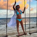 Susana Lozano Instagram - Si me quieres encontrar, mis reuniones más importantes son junto al mar… y si hay columpio… mejor. #girlslikeme #girlsjustwannahavefun #girlswithcurves #sunrise #barefeet #bikini #playa #sol #susanalozano #arena #swing #sand #sun #sunlight #cancun #caribe #caribemexicano Cancún, México