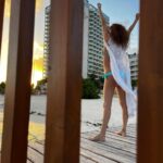 Susana Lozano Instagram - Si me quieres encontrar, mis reuniones más importantes son junto al mar… y si hay columpio… mejor. #girlslikeme #girlsjustwannahavefun #girlswithcurves #sunrise #barefeet #bikini #playa #sol #susanalozano #arena #swing #sand #sun #sunlight #cancun #caribe #caribemexicano Cancún, México