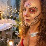 Susana Lozano Instagram - … de algo que leí por ahí… . 🌸💀🌼 . En este día de muertos no tengo flores, no prenderé velas, de hecho no tengo muertos en la familia, porque su sangre fluye por mis venas y siguen aquí conmigo, en mis recuerdos. En este día de muertos no tengo lágrimas, solo agradecimiento por los recuerdos familiares que son evidencia de quienes le dieron vida a mi vida. Para este día pensaré en la muerte para valorar la vida y mi ofrenda será tratar de ser mejor. En este día de muertos abrazaré aquellos que tienen muerta la esperanza, que han perdido la paz o se les murió la fe. . 🌱🪴🌳 . La vida. La mágica vida. . . 👩‍🎨: @tashmedina . #maquillaje #makeup #diademuertos #2denoviembre #festividadesmexicanas #fiestasmexicanas #mexico #deadmakeup #susanalozano #valquirico #josepholloqui #carolinacapilla #lorenagutierrezphotographer #vacaciones #sljotime #friends #amigos #familia #live #love #life Val'Quirico