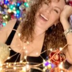Susana Lozano Instagram - Y que llega un nuevo #diciembre ! 💚🪅🎶🎄🎅🏼🎁🎆 Que sea uno lleno de calidez, risas, amigos y familia! 🎶✨🌟 #navidad #navidadllego #christmas #christmastree #christmastime #christmasdecorations #presents #love #friends #family #susanalozano #luces #fuegosartificiales #fiestas #familia #amigos #regalos #bendiciones Mexico City, Mexico