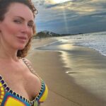 Susana Lozano Instagram - Con ese atardecer dorado, esa musiquita que hace que empieces a bailar sin querer y yo en mi escenario favorito…. Así les deseo su fin de semana… Pura cosa buena. . 🌝💛🔆🍻 . #findesemana #finde #weekend #happyweekend #felizfinde #playa #arena #atardecer #atardeceresmagicos #atardeceresporelmundo #sunset #sunsetlovers #sunset_pics #amarillo #yellow #yellowsunset #susanalozano #sol #sun #sand #sea Ixtapa, Guerrero