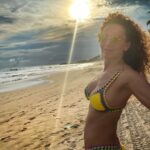 Susana Lozano Instagram - Con ese atardecer dorado, esa musiquita que hace que empieces a bailar sin querer y yo en mi escenario favorito…. Así les deseo su fin de semana… Pura cosa buena. . 🌝💛🔆🍻 . #findesemana #finde #weekend #happyweekend #felizfinde #playa #arena #atardecer #atardeceresmagicos #atardeceresporelmundo #sunset #sunsetlovers #sunset_pics #amarillo #yellow #yellowsunset #susanalozano #sol #sun #sand #sea Ixtapa, Guerrero