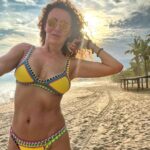 Susana Lozano Instagram - Con ese atardecer dorado, esa musiquita que hace que empieces a bailar sin querer y yo en mi escenario favorito…. Así les deseo su fin de semana… Pura cosa buena. . 🌝💛🔆🍻 . #findesemana #finde #weekend #happyweekend #felizfinde #playa #arena #atardecer #atardeceresmagicos #atardeceresporelmundo #sunset #sunsetlovers #sunset_pics #amarillo #yellow #yellowsunset #susanalozano #sol #sun #sand #sea Ixtapa, Guerrero
