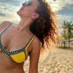 Susana Lozano Instagram - Con ese atardecer dorado, esa musiquita que hace que empieces a bailar sin querer y yo en mi escenario favorito…. Así les deseo su fin de semana… Pura cosa buena. . 🌝💛🔆🍻 . #findesemana #finde #weekend #happyweekend #felizfinde #playa #arena #atardecer #atardeceresmagicos #atardeceresporelmundo #sunset #sunsetlovers #sunset_pics #amarillo #yellow #yellowsunset #susanalozano #sol #sun #sand #sea Ixtapa, Guerrero