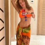 Susana Lozano Instagram - De piel salada, sonrisa dulce y mil sueños por cumplir. No es solo vivir… es sentirse vivo… . 🧡🐳🌞 . Que tengan un fin de semana inolvidable! #findesemana #naranja #azul #playa #arena #sol #sun #bikini #swimwear #susanalozano #mar #drinks #bettertogether Cancún, México