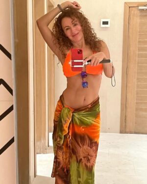 Susana Lozano Instagram - De piel salada, sonrisa dulce y mil sueños por cumplir. 
No es solo vivir… es sentirse vivo…
.
🧡🐳🌞
.
Que tengan un fin de semana inolvidable!
#findesemana #naranja #azul #playa #arena #sol #sun #bikini #swimwear #susanalozano #mar #drinks #bettertogether