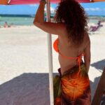Susana Lozano Instagram - De piel salada, sonrisa dulce y mil sueños por cumplir. No es solo vivir… es sentirse vivo… . 🧡🐳🌞 . Que tengan un fin de semana inolvidable! #findesemana #naranja #azul #playa #arena #sol #sun #bikini #swimwear #susanalozano #mar #drinks #bettertogether Cancún, México