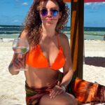 Susana Lozano Instagram - De piel salada, sonrisa dulce y mil sueños por cumplir. No es solo vivir… es sentirse vivo… . 🧡🐳🌞 . Que tengan un fin de semana inolvidable! #findesemana #naranja #azul #playa #arena #sol #sun #bikini #swimwear #susanalozano #mar #drinks #bettertogether Cancún, México