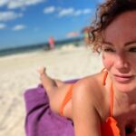 Susana Lozano Instagram - De piel salada, sonrisa dulce y mil sueños por cumplir. No es solo vivir… es sentirse vivo… . 🧡🐳🌞 . Que tengan un fin de semana inolvidable! #findesemana #naranja #azul #playa #arena #sol #sun #bikini #swimwear #susanalozano #mar #drinks #bettertogether Cancún, México