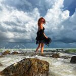Susana Lozano Instagram - Que me cubra el sol…. Que mis pies se mojen en el mar… Y el pelo se llene de sal… . #myhappyplace . #amanecer #sunrise #sunrise_and_sunsets #sunriselover #caribe #caribemexicano #cancun #susanalozano #olas #mar #arenablanca #feliz #milugarfeliz #sljotime #cancunmexico Cancún, México