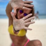 Susana Lozano Instagram - Calm down… . ☀️👙🍹🏝️ . Llenarse de arena hasta el alma. Dejar que los sentidos interpreten sintiendo, oliendo… llenando cada poro con ese paisaje… #mimar 🌊🌊🌊 . #mar #sol #arena #playa #palmeras #bikini #piesdescalzos #sun #sand #sea #caribe #caribemexicano #sandbeach #envueltaenarena #susanalozano #mardelcaribe #sljotime Cancún, México