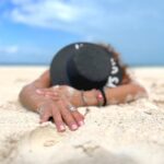 Susana Lozano Instagram - Calm down… . ☀️👙🍹🏝️ . Llenarse de arena hasta el alma. Dejar que los sentidos interpreten sintiendo, oliendo… llenando cada poro con ese paisaje… #mimar 🌊🌊🌊 . #mar #sol #arena #playa #palmeras #bikini #piesdescalzos #sun #sand #sea #caribe #caribemexicano #sandbeach #envueltaenarena #susanalozano #mardelcaribe #sljotime Cancún, México
