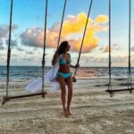 Susana Lozano Instagram - Si me quieres encontrar, mis reuniones más importantes son junto al mar… y si hay columpio… mejor. #girlslikeme #girlsjustwannahavefun #girlswithcurves #sunrise #barefeet #bikini #playa #sol #susanalozano #arena #swing #sand #sun #sunlight #cancun #caribe #caribemexicano Cancún, México