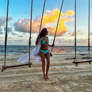 Susana Lozano Instagram - Si me quieres encontrar,  mis reuniones más importantes son junto al mar… y si hay columpio… mejor. 
#girlslikeme 
#girlsjustwannahavefun #girlswithcurves #sunrise #barefeet #bikini #playa #sol #susanalozano #arena #swing #sand #sun #sunlight #cancun #caribe #caribemexicano