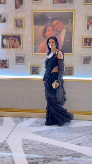 Sushmita Sen Instagram - #aboutlastnight ❤️ To saunter in a @neeta_lulla Saree!!! 😍🎶😁 Always a sexy experience 😉💃🏻

Thank you Neeta!!! Love you!!!😇🥂💋

Makeup : #yourstruly
Jewellery: #yourstruly 
Clutch: Tomford 
Hair: Kunda 

I love you guys!!! #duggadugga 🥰