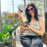 Sushmita Sen Instagram - #bestactress #webseries #Aarya3 #dadasahebphalkeinternationalfilmfestival 😀❤️💃🏻👊 Thank you @dpiff_official for this wonderful honour!!! 💃🏻 I receive it with great love & happiness on behalf of a team I love… THE AARYA FAMILY!!! 😍👊😇 And this Award too, as always…belongs to my loyal Audience, well wishers & fans…YOU GUYS ARE MY REASON, SEASON & A LIFETIME!!!🤗❤️😁 #gratitude #yourstruly I love you!!!! #duggadugga 💋