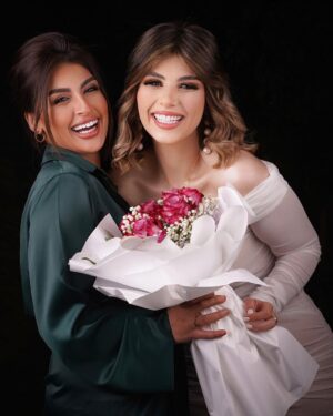 Suzan Al Salhiy Instagram - اختي منذ ١٩٩٧ وبكيفكم بعد 😅

منو من بيكم مثلنة بس نتناگر 😜

بعدسة المبدع مصطفى السعدي
@alsaaadiii 

#foryou #explorepage #trinding #مشاهير_العراق #مشاهير_الانستقرام 
#العراق_السعودية_قطر_الامارات_الكويت_البحرين_اليمن_الخليج_سوريا_مصر_لبنان_الجزائر_تونس_المغرب_قطر_دبي #ستايل #ستايل #كومنت #بنات