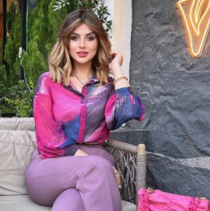 Suzan Al Salhiy Instagram - وان تحتم عليكي السقوط كوني نيزكاً……. #سوزان_الصالحي #مشاهير #مشاهير_الانستقرام #مشاهيرالعراق #فاشن #مودل #وردي💗💗 #ستايل #أكسبلور