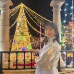 Suzu Yamanouchi Instagram - 私がアンバサダーを務めるフェスタ・ルーチェの点灯式に参加してきました🎄🌟 大きなクリスマスツリーにイルミネーション、プロジェクションマッピング、花火と盛りだくさんでとっても楽しかったです！！ 今年の冬はぜひ和歌山へ！！！ #フェスタルーチェ #和歌山マリーナシティ 和歌山 マリーナシティー