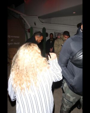 Suzy Antonyan Instagram - @champagnepapi If you’re reading this, it’s NOT too late!! I was so nervous to hug Drake 😩 here’s some pics of us tryna high five lmao Love you!! ♥️♥️