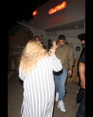 Suzy Antonyan Instagram - @champagnepapi If you’re reading this, it’s NOT too late!! I was so nervous to hug Drake 😩 here’s some pics of us tryna high five lmao Love you!! ♥️♥️